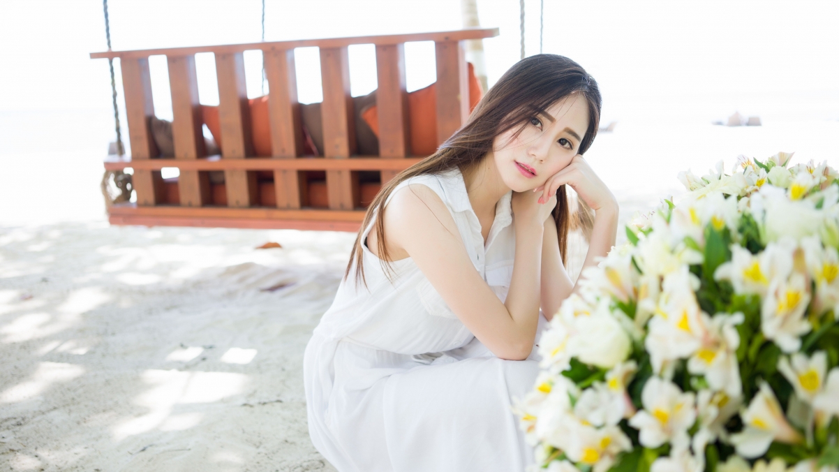 长发白裙美女与鲜花共舞，SISY思精选4K高清壁纸，畅享3840x2160极致画质