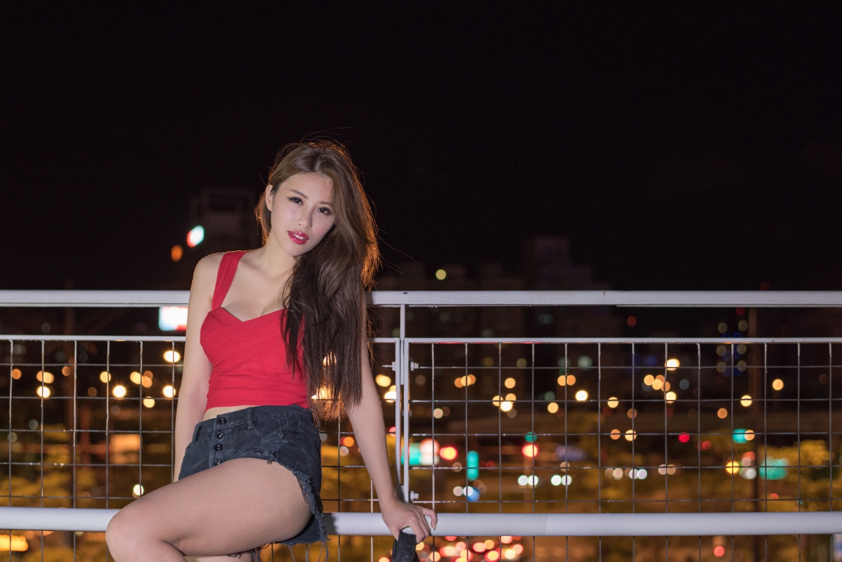 亚洲女孩夜魅，高清4K性感美女壁纸，城市风情，迷人眼神与长腿诱惑