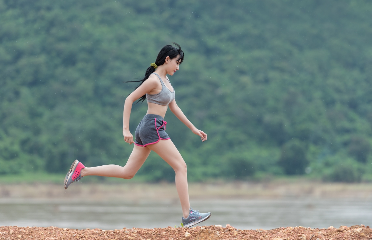 晨跑美女高清壁纸，6K画质，展现活力四溢的女孩风采