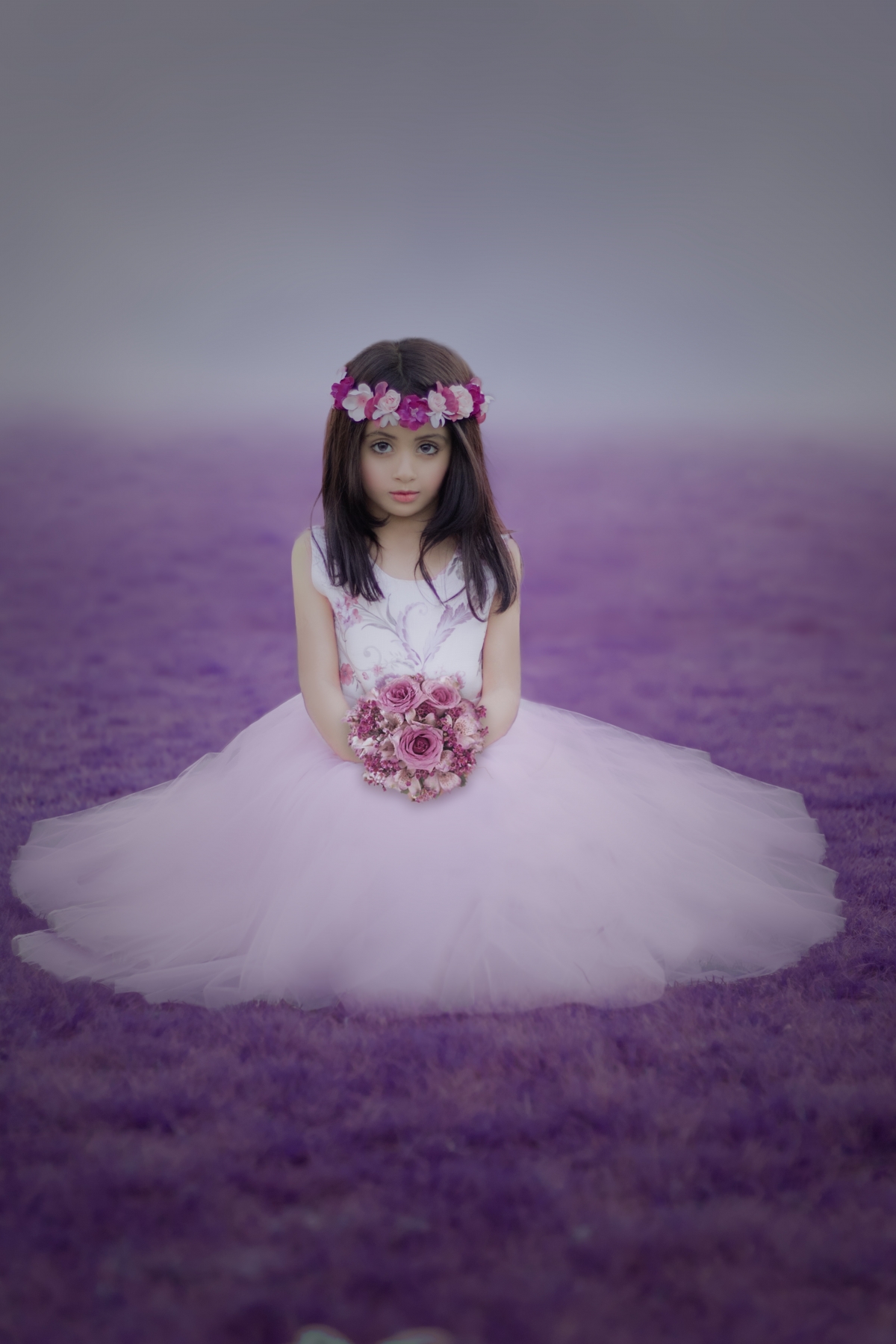 小女孩与鲜花共舞，唯美白色婚纱摄影4K高清壁纸，3648x5472超清下载