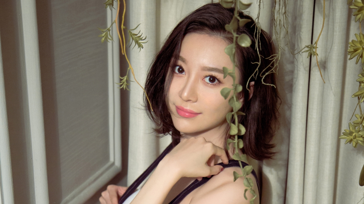 慕羽茜背带裙倩影，4K高清壁纸，3840x2160超清美图，一键下载