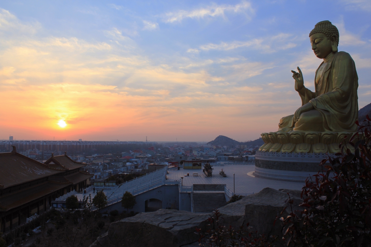 大佛坐禅映夕阳，如来佛像高清壁纸，5K宗教图片，4K精美细节，5184x3456超清下载