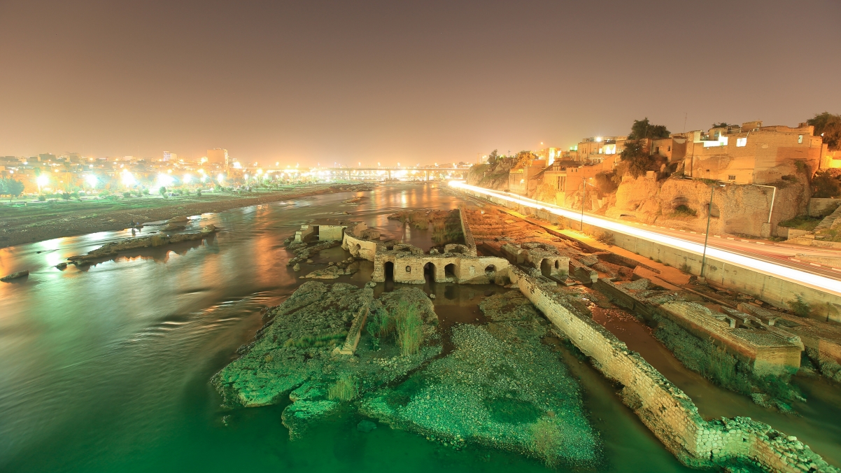 夜晚城市灯光璀璨车道美景，4K超清壁纸下载，高清3840x2160分辨率
