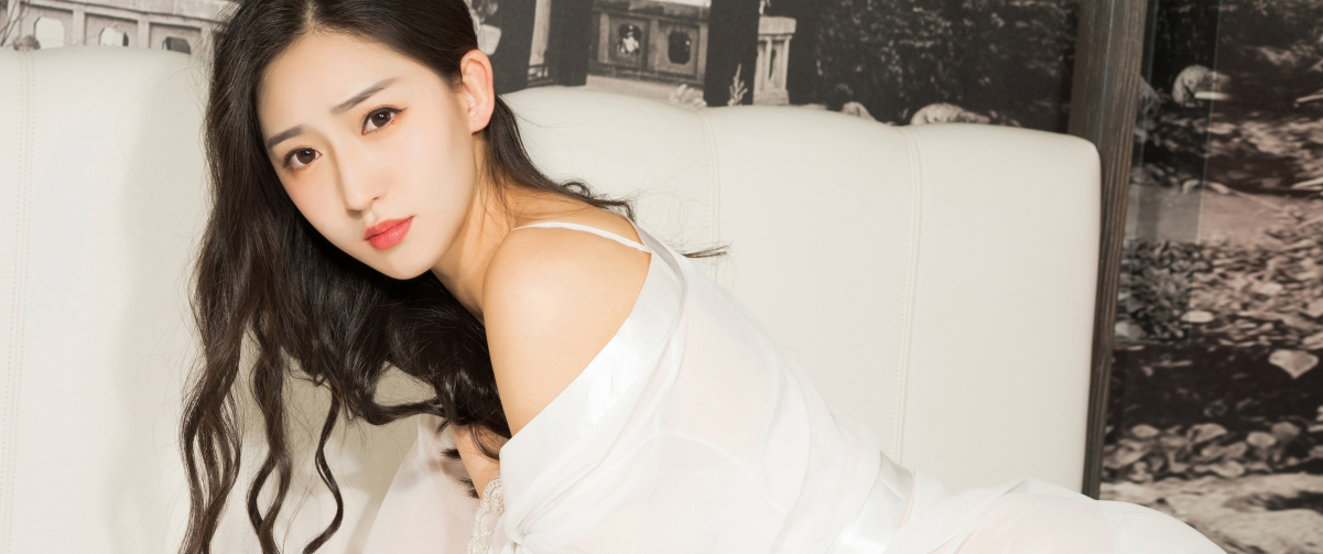 姜璐美女居家白色睡衣，养眼4K高清壁纸，3440x1440分辨率畅享下载
