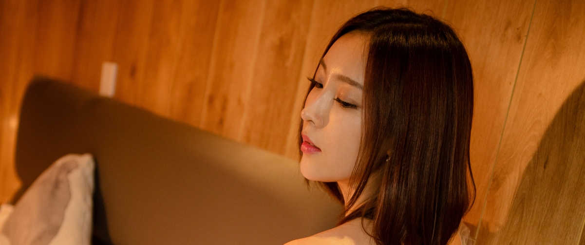 文文侧脸，绝美高清4K壁纸，3440x1440分辨率美女图片下载