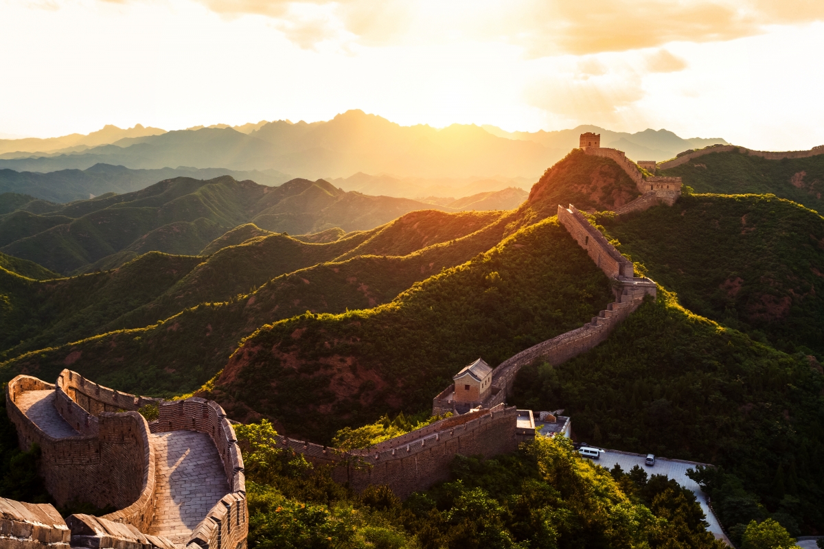 阳光照耀下的长城美景，4K超清风景壁纸，高清4000x2667，免费下载