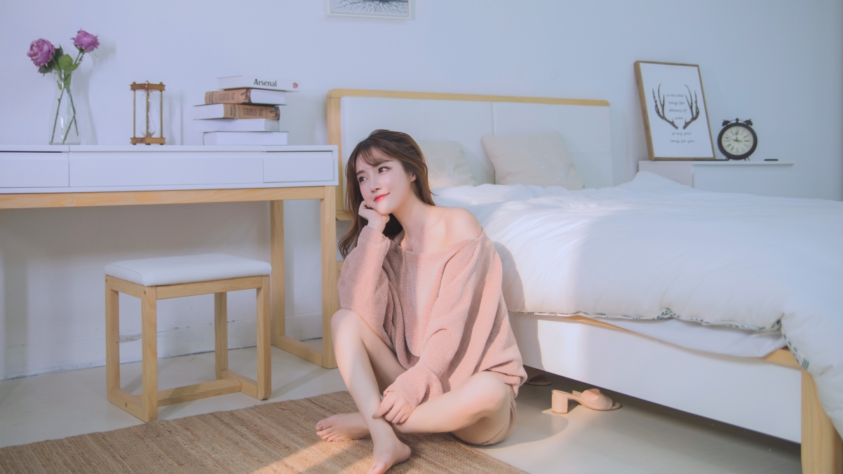 清纯美女4K高清壁纸，绝美坐姿，3840x2160分辨率，一键下载