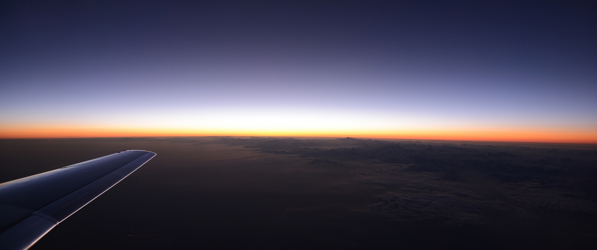 空中日落美景，机翼视角4K超清壁纸，3440x1440高清下载