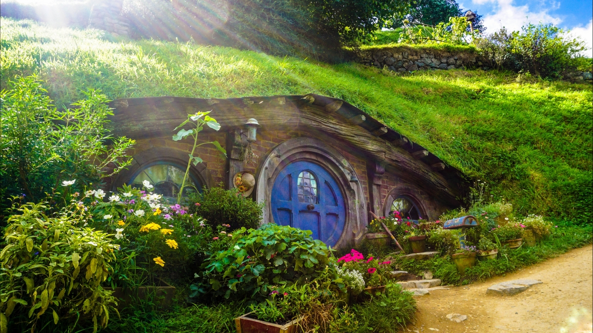 树下小屋绝美风景，5K超清图片，4K壁纸高清下载，尺寸5575x3137