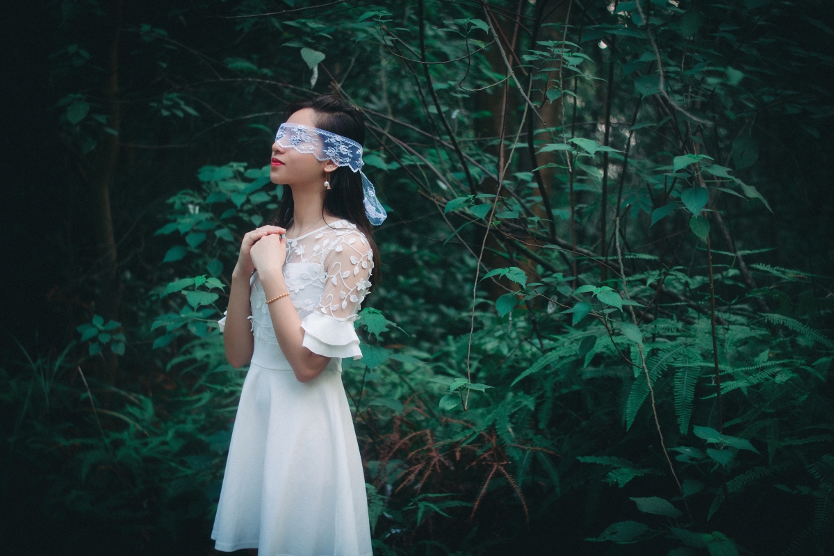 森林女神白裙倩影，绝美摄影4K壁纸，高清大图4000x2667免费下载