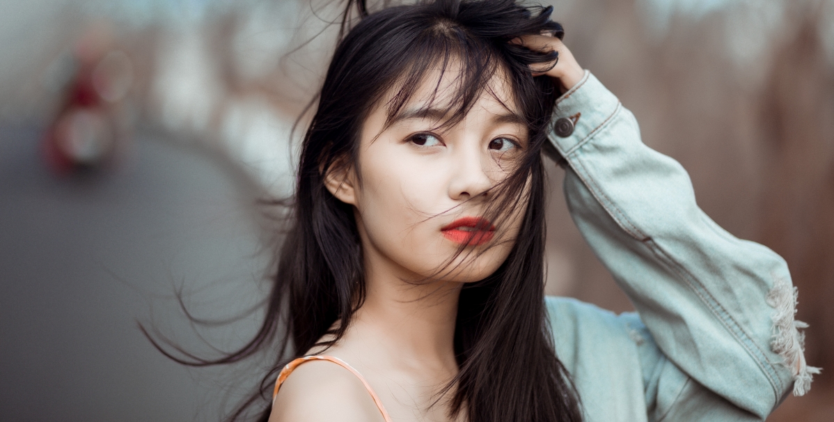 年轻美女秀发亮眼，绝美5K/4K高清图片，壁纸下载5472x2767