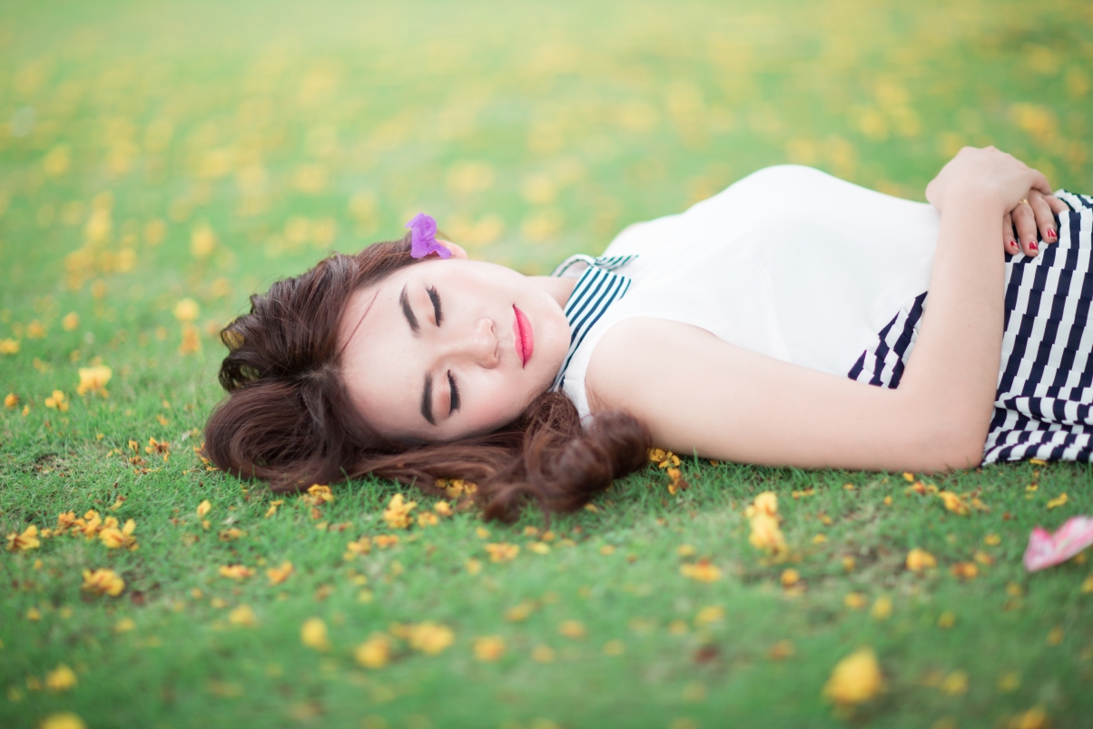 高清美女壁纸下载，5K超清草地美女图片，5760x3840分辨率惊艳呈现