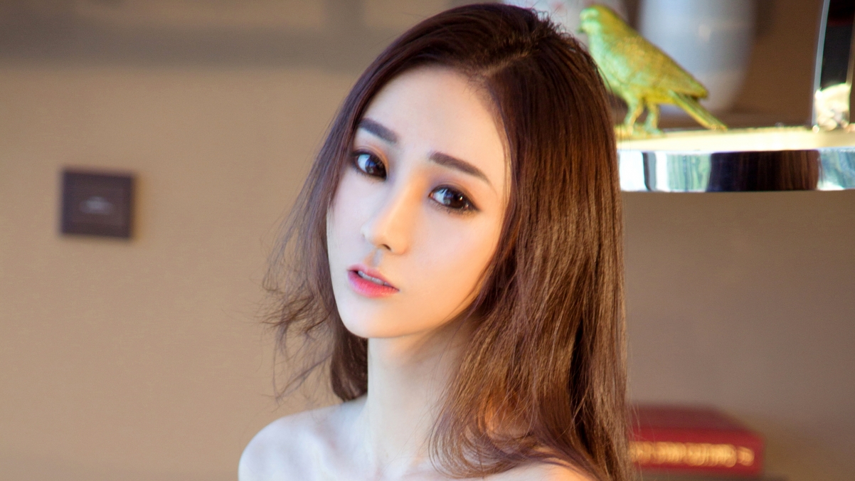 香肩美人4K超清壁纸，唯美高清图片，3840x2160分辨率下载