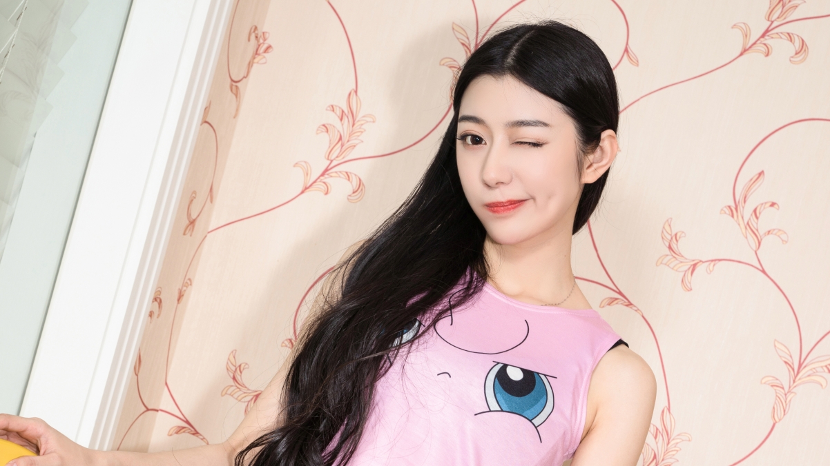 迷人单眼美女4K超清壁纸，3840x2160高清大图免费下载
