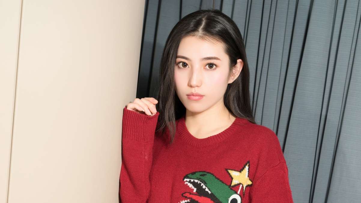 美女回忆中的红色毛衣，超高清4K壁纸3840x2160免费下载
