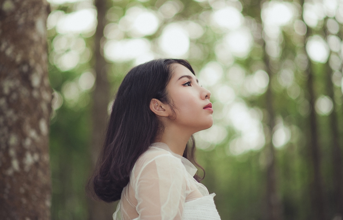 清新白裙美女摄影，4K高清壁纸，唯美画质，4200x2699分辨率，免费下载