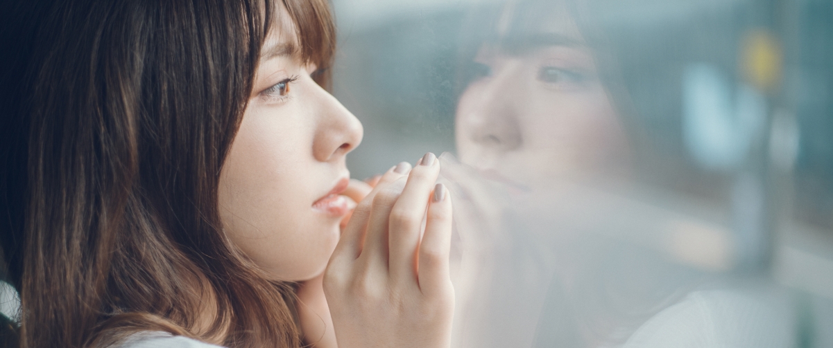 高清美女壁纸，玻璃窗前的悠然心绪，3440x1440分辨率4K下载