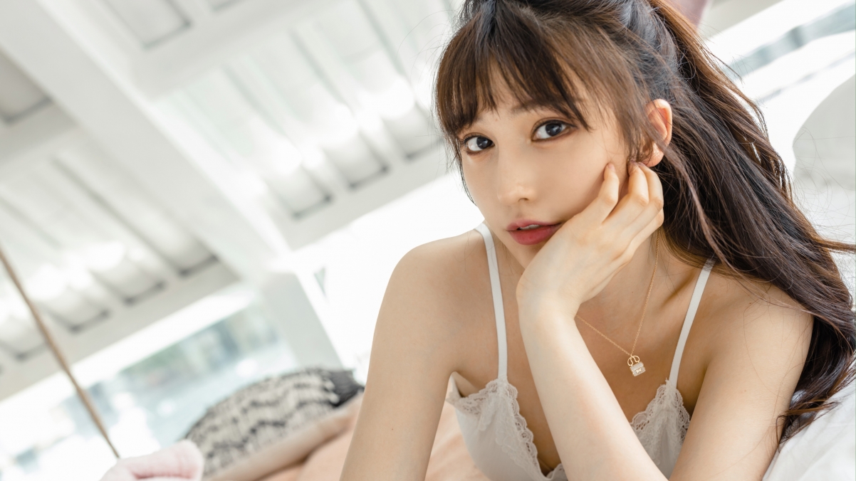 刘奕宁4K高清壁纸，手撑下巴美女，3840x2160分辨率，精选美图下载