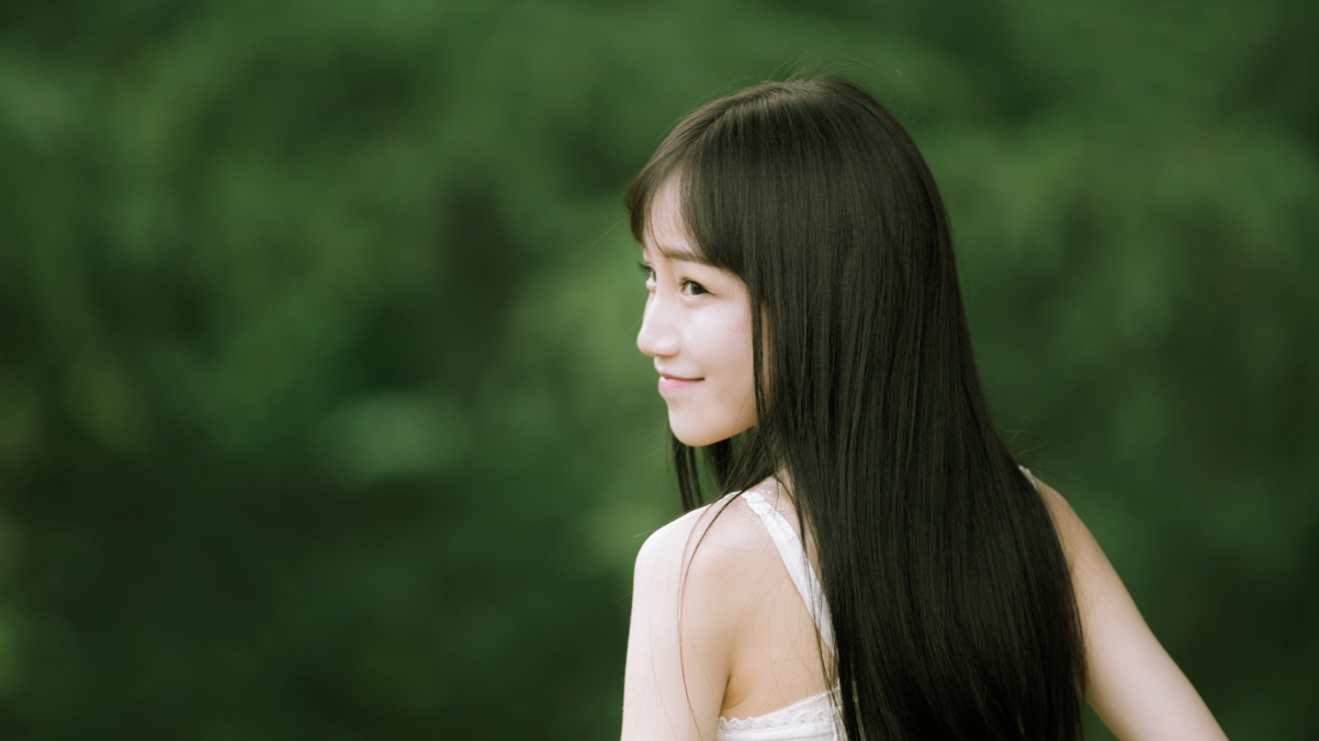 清纯美女浅笑倩影，4K高清壁纸下载，3840x2160分辨率精选美图