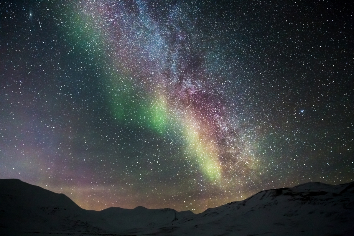 北半球绝美极光，星光璀璨星空4K壁纸，超清风景图片，4200x2800分辨率，一键下载