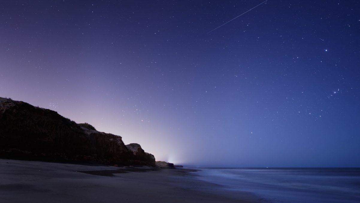 猎户座星空与怪石海洋美景，超清4K风景壁纸，3840x2160高清下载