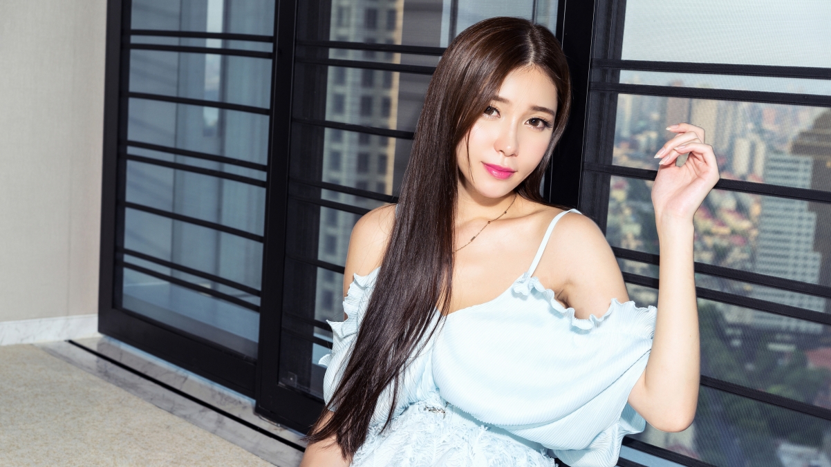 绝美黑发香肩七七4K高清壁纸，3840x2160分辨率，美女图片下载