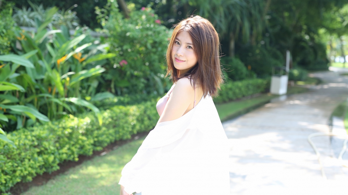 美女摄影家许诺Sabrina精选，超高清4K美女桌面壁纸，3840x2160分辨率，免费下载