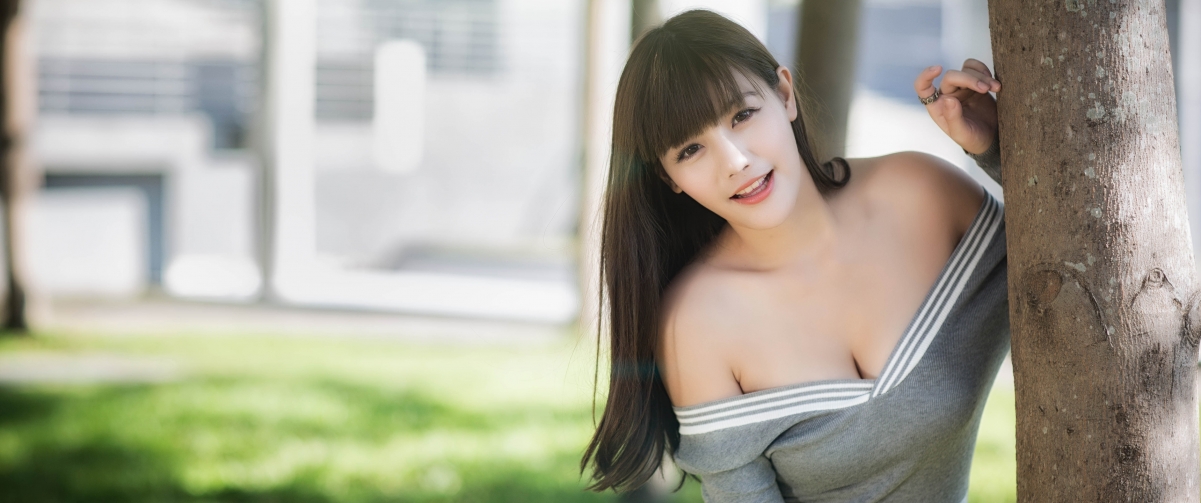 露肩裙长发美女惊艳亮相！超清4K壁纸，3440x1440分辨率，免费下载！