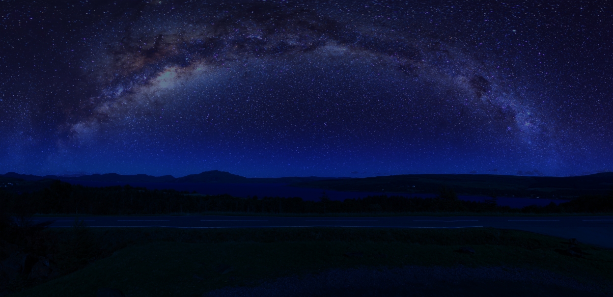 苏格兰高地夜空星辰璀璨，银河璀璨，高清7K风景壁纸免费下载