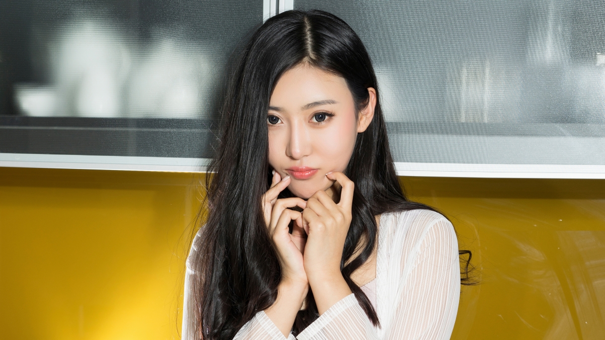 周子瑶长发飘逸4K高清壁纸，美女图片下载，分辨率3840x2160