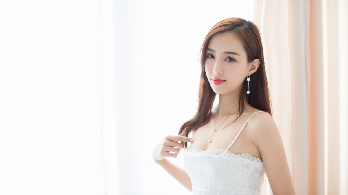 猫宝香肩美女4K超清壁纸，白色睡衣诱惑，3840x2160高清下载