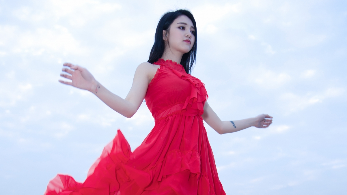 天台倩影，李倩倩粉红裙装4K高清壁纸，3840x2160超清下载