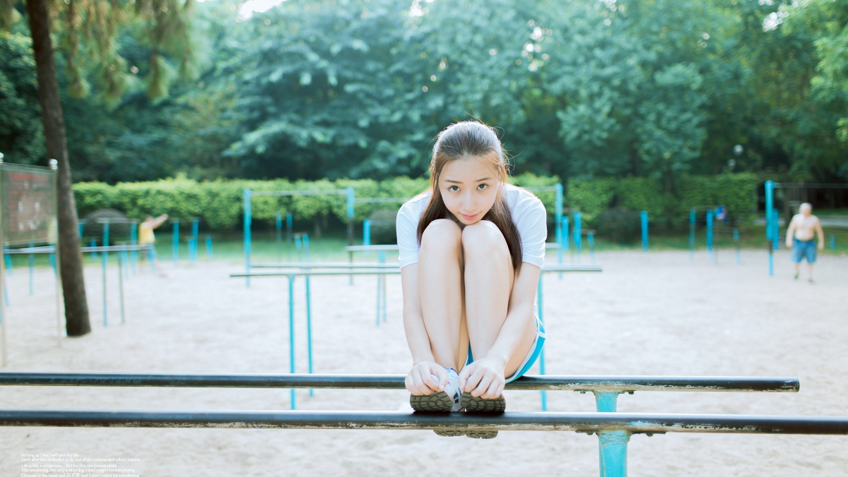 青春活力少女壁纸，高清4K美女图片，3840x2160分辨率，一键下载！