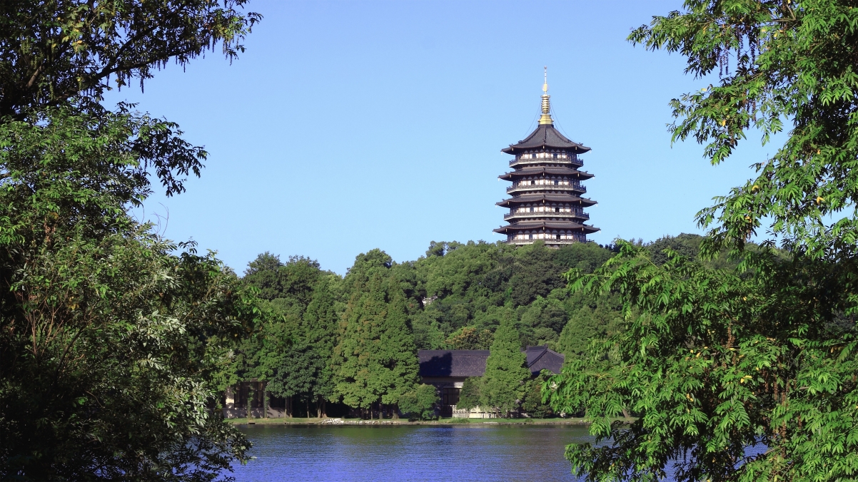 杭州西湖雷峰塔绝美4K高清风景壁纸，3840x2160分辨率，免费下载
