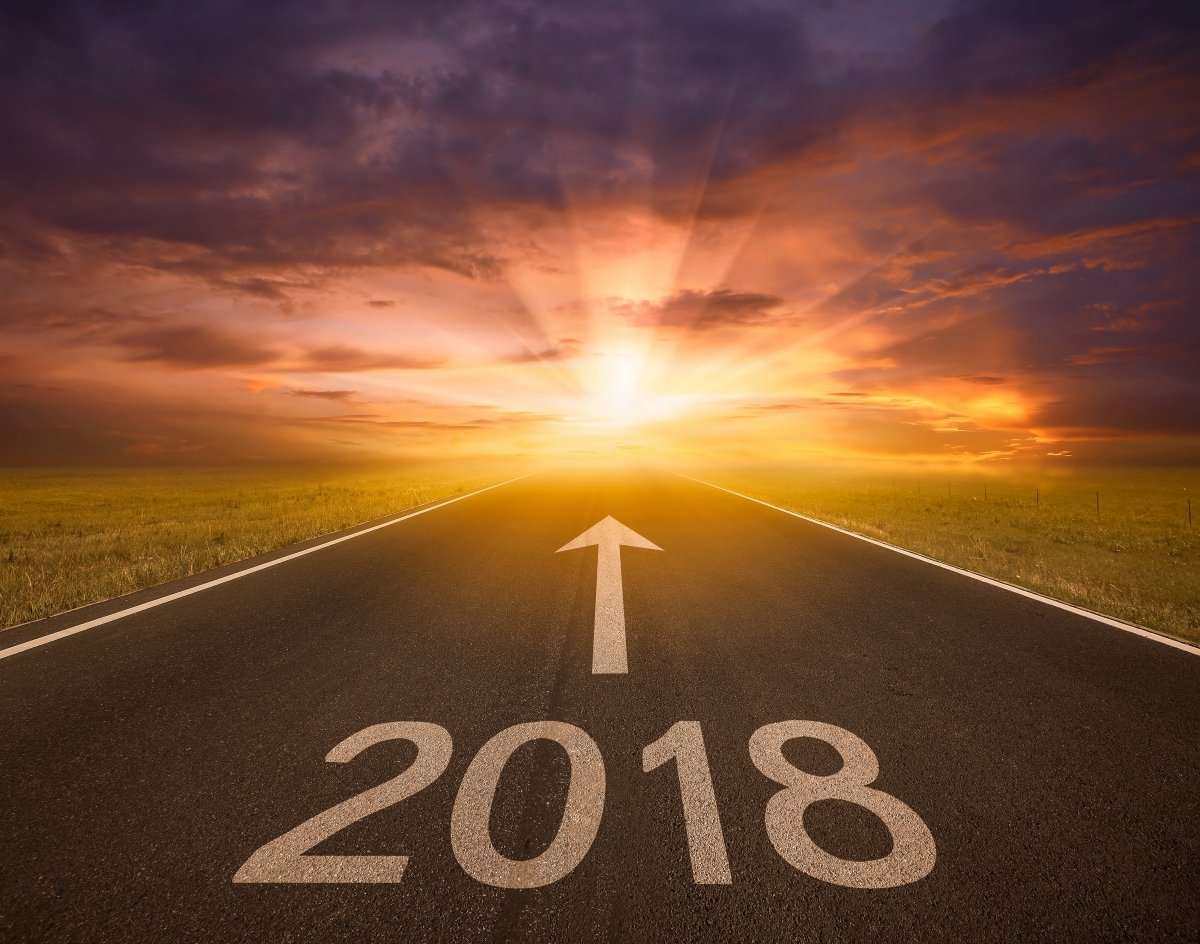 2018创意数字背景，箭头引领道路，阳光洒满天空，高清壁纸任你下载