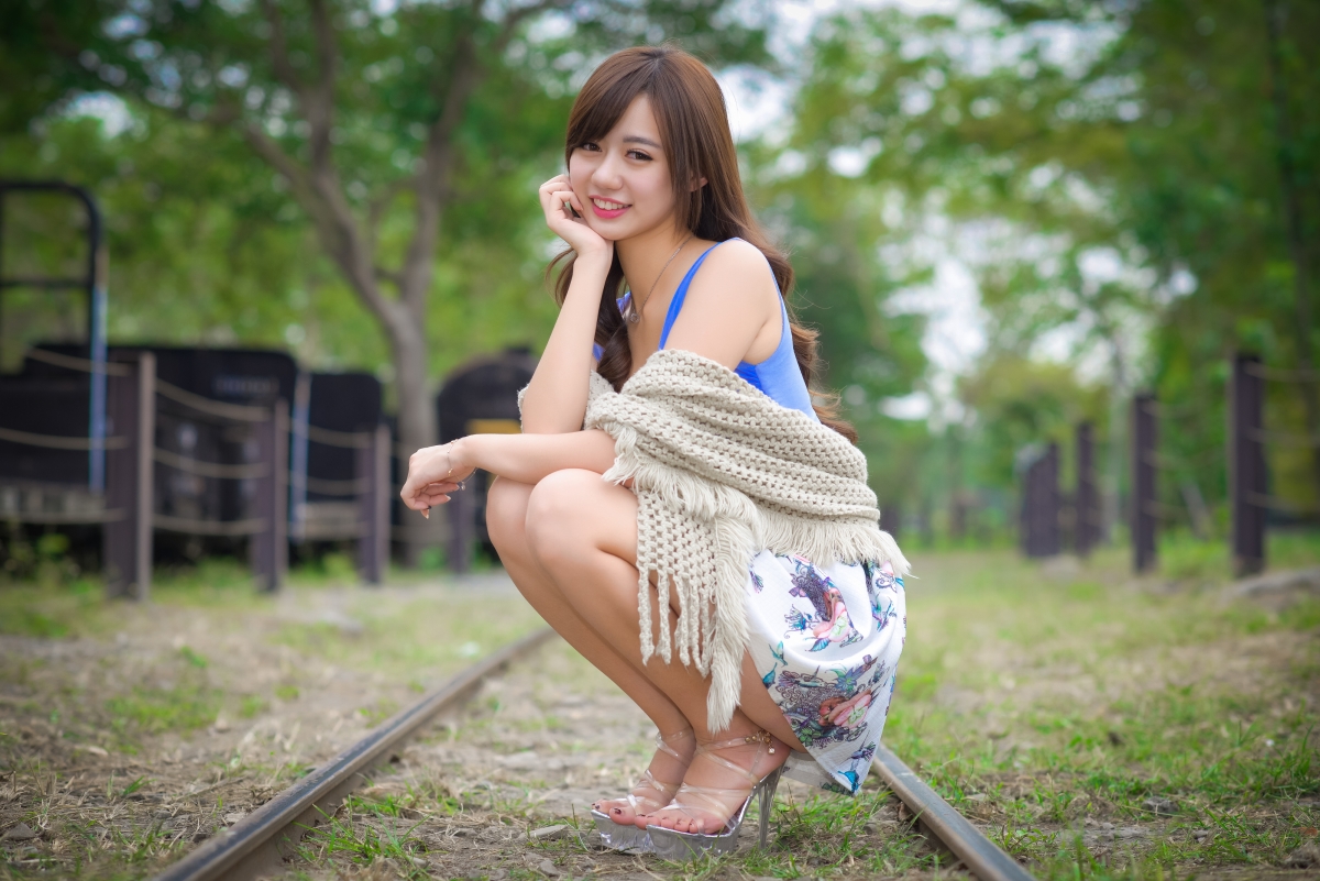 亚洲女孩甜美微笑，高清4K美女风景壁纸，4000x2670分辨率，免费下载