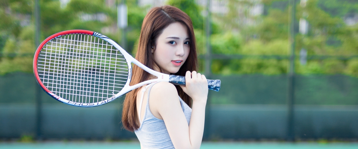 高清美女壁纸，网球拍个性美女，4K超清3440x1440，一键下载