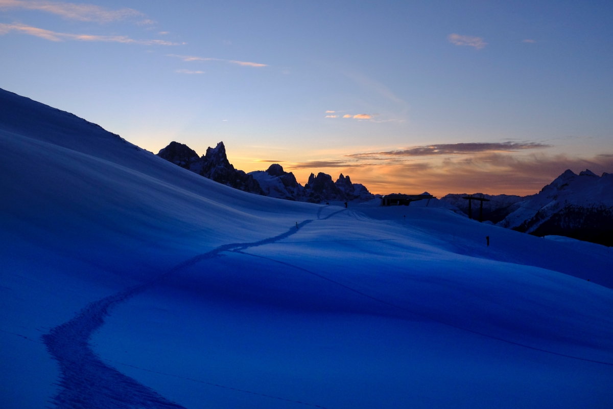 雪中小路映山峦，绝美天空4K风景壁纸，高清4896x3264下载