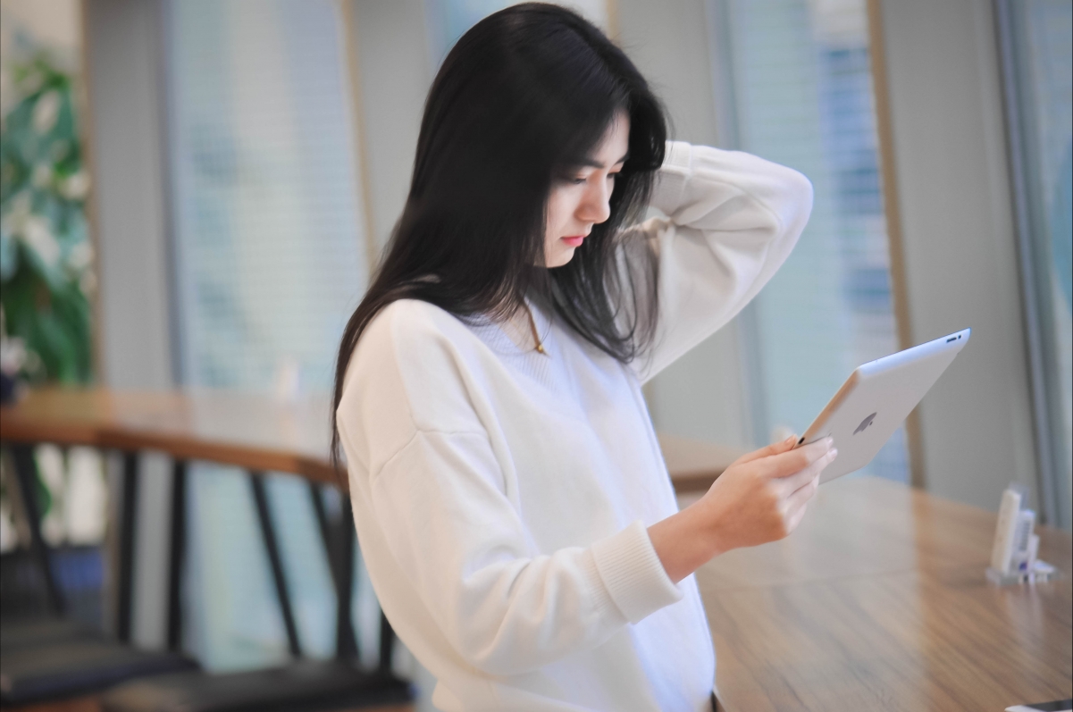 4K超清美女壁纸，精选侧面女性图片素材，高清4288x2848下载