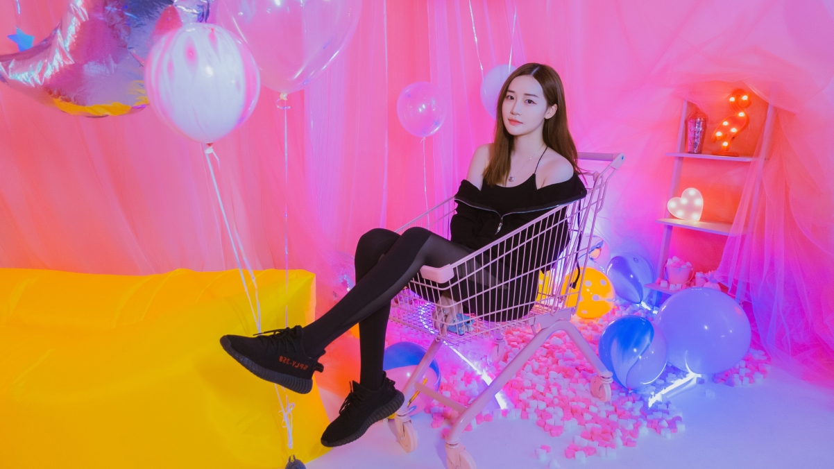 高清美女壁纸下载，气球购物篮主题，4K超清3840x2160分辨率