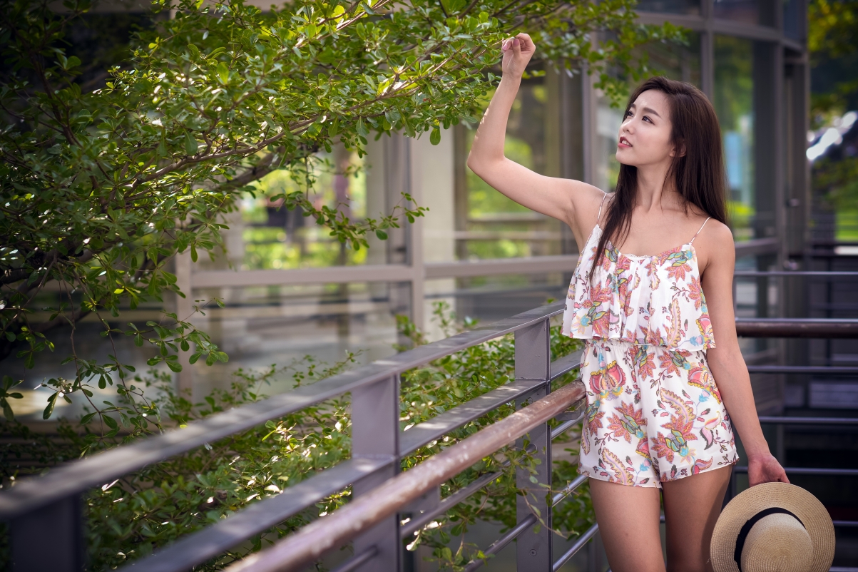夏日公园风情，性感小睡裙美女高清4K壁纸，5520x3680超清下载