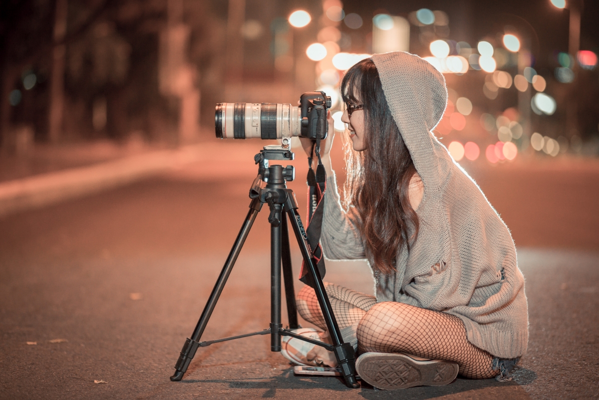 夜晚闪光捕捉，女孩摄影师高清瞬间，5K相机画质，精美4K人物壁纸下载