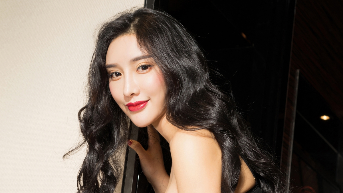 性感长发美女小西惊艳亮相，4K超高清壁纸下载，绝美画质3840x2160