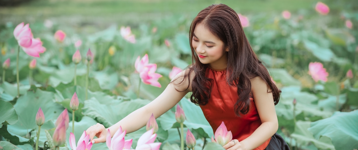 荷花倩影，美女高清壁纸4K下载，3440x1440分辨率惊艳呈现