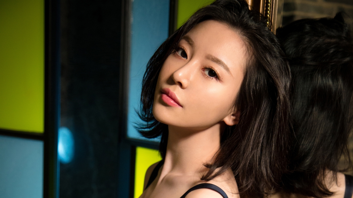 慕羽茜侧影魅力尽显，性感美女4K超高清壁纸，3840x2160分辨率下载
