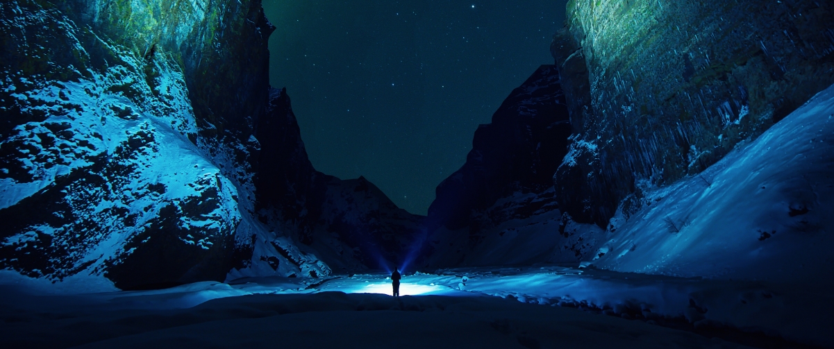 星夜雪山，男人手电筒照亮，超清4K风景壁纸，3440x1440高清下载