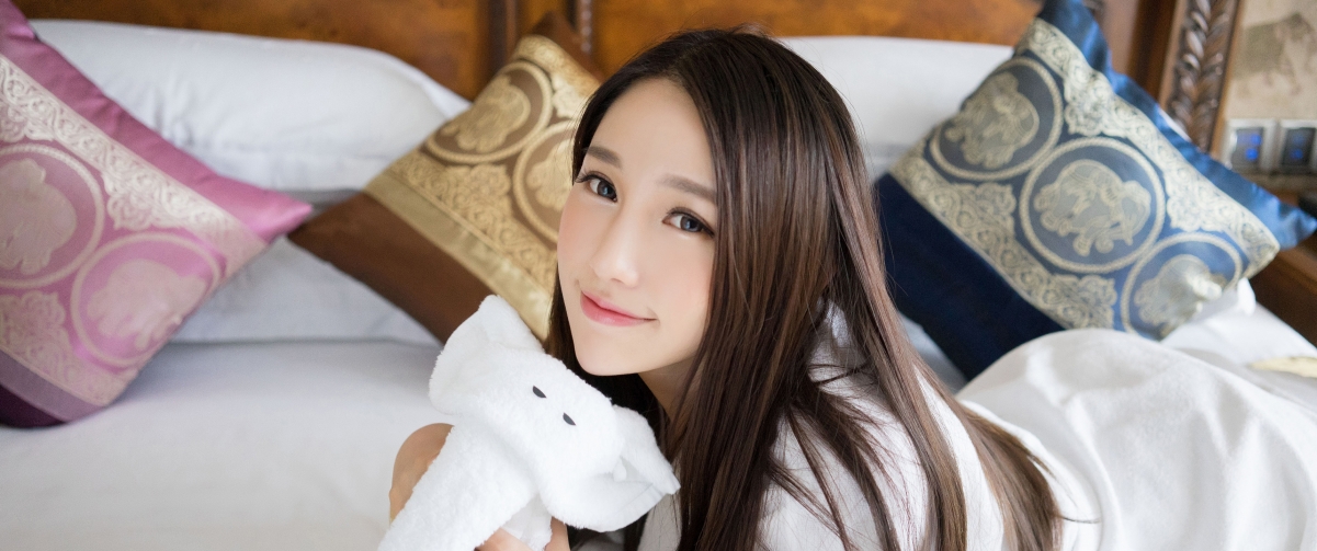 刘奕宁Lynn高清美照，优雅白色睡衣4K壁纸，3440x1440分辨率免费下载