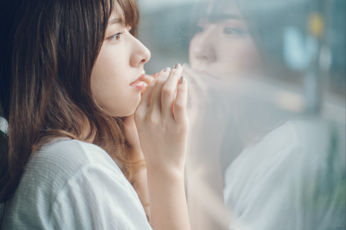 玻璃窗前的美丽倩影，高清4K美女壁纸，3840x2560超高清下载