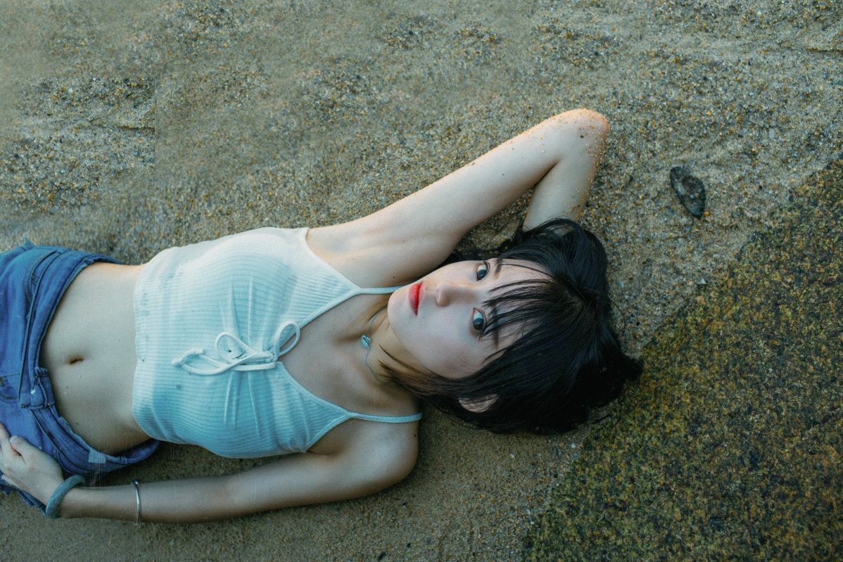 绝美海景下的女神高清壁纸，5K超清画质，4K美女图片精选，5472x3648分辨率，畅享视觉盛宴！