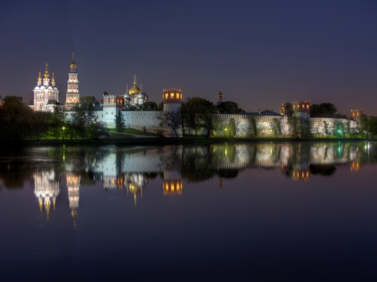 莫斯科夜景，新圣女修道院依河而立，4K高清壁纸震撼呈现（3870x2900）